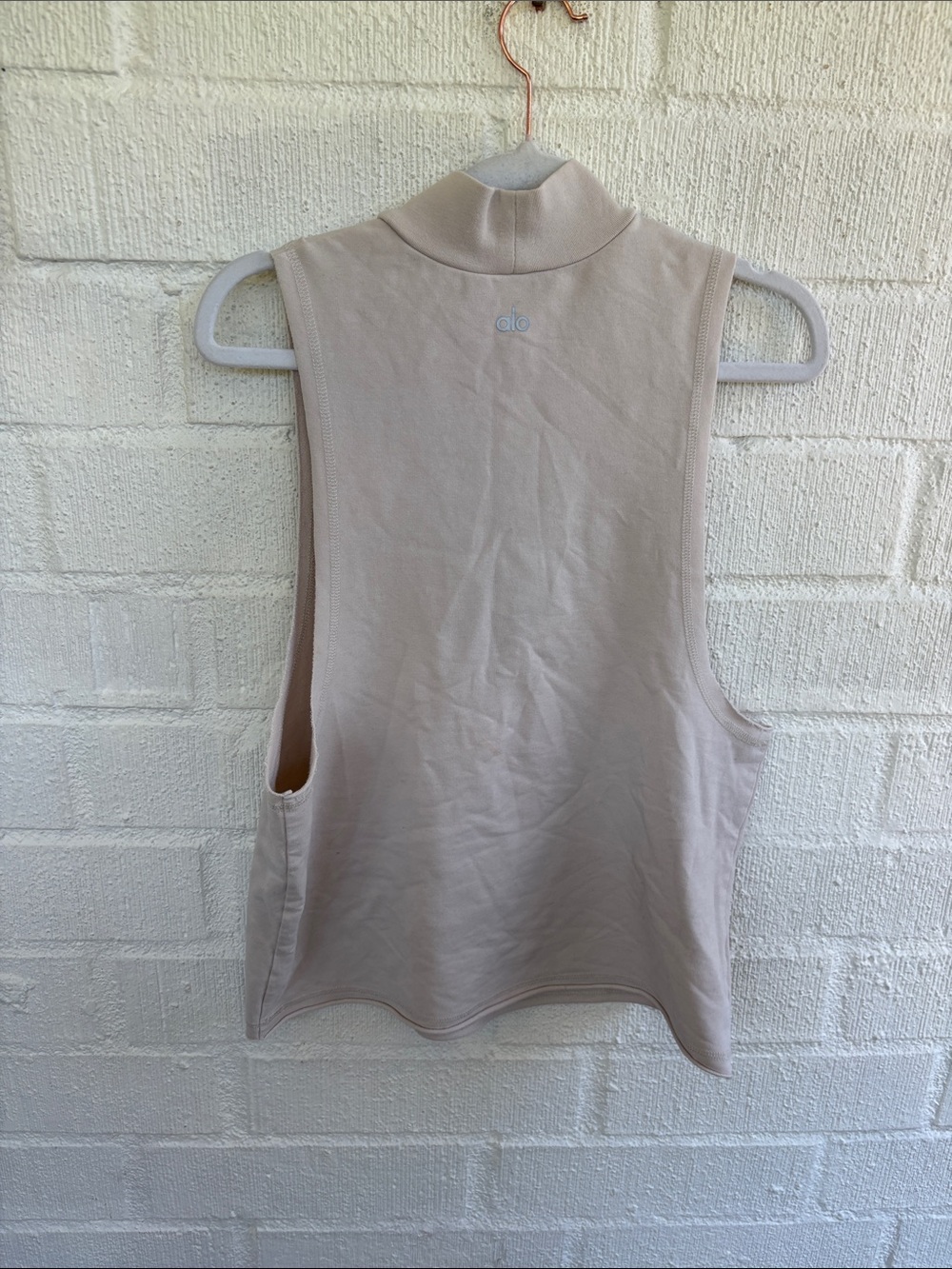 ALO Yoga Sleeveless Mock Neck Tank in Light Taupe sz M - Picture 5 of 6